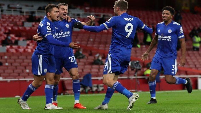 Skuad Leicester City merayakan gol Jamie Vardy ke gawang Arsenal, Senin (26/10/2020)