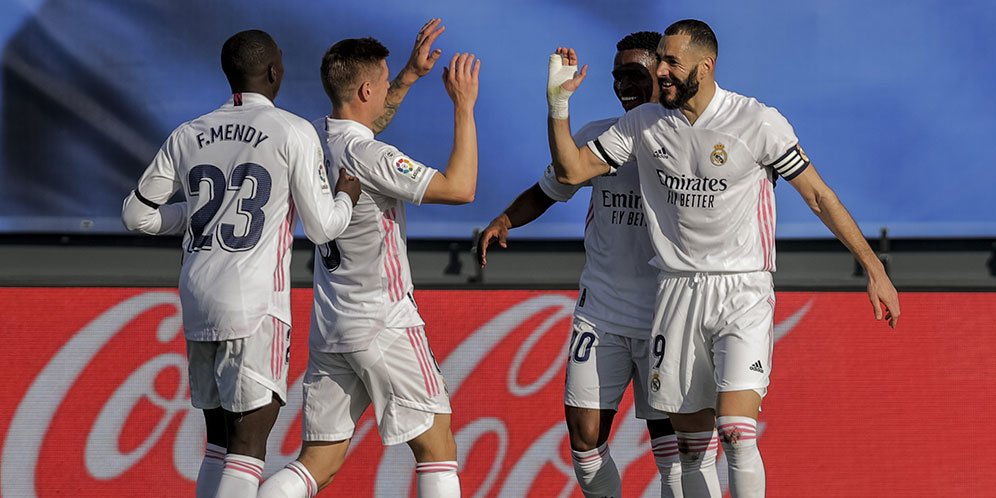 Pemain Real Madrid, Karim Benzema (kanan), merayakan golnya ke gawang Valencia dalam laga lanjutan La Liga hari Minggu (14/2/2021).