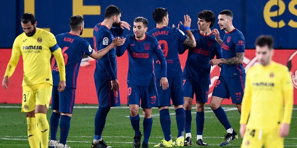 Skuad Atletico Madrid merayakan gol ke gawang Villarreal, Senin (1/3/2021)